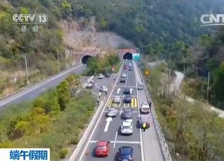 道路交通方面。公安部交管局的消息說，端午小長假期間，全國主要高速公路、國道省道通行秩序正常，沒有發(fā)生長時間、長距離、大范圍交通擁堵，交通事故起數(shù)同比下降。