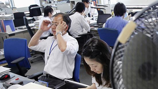 日本人無償加班減至人均195.7小時 同比下降26%